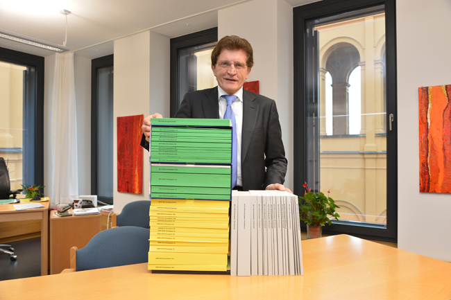 Der Haushaltsausschuss wird in dieser Woche den Etat des Kultusministeriums, der erstmals die 10 Milliarden-Grenze überschreitet, verabschieden. Hinzu kommt als zweitgrößter Fachbereich das Wissenschaftsministerium mit rund 6 Milliarden, so dass in Bayern für Bildung und Wissenschaft von den insgesamt 47,5 Milliarden Haushaltsvolumen jeder 3. Euro für die Zukunft unserer Kinder investiert wird unabhängig von den familienpolitischen Leistungen.
